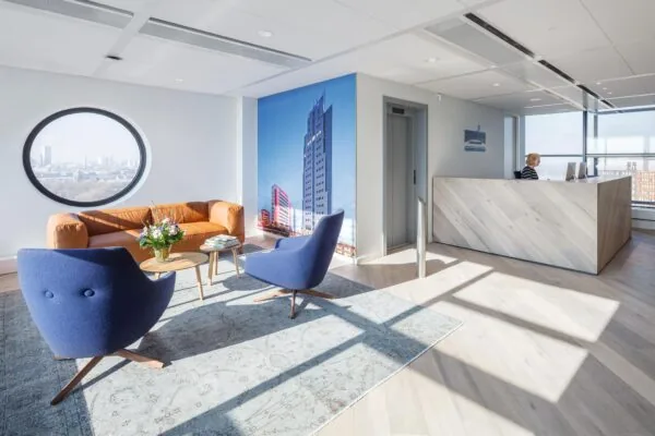 Moderne wachtruimte met receptiebalie, ronde raam en uitzicht op de skyline vanaf het Rivium Quadrant.